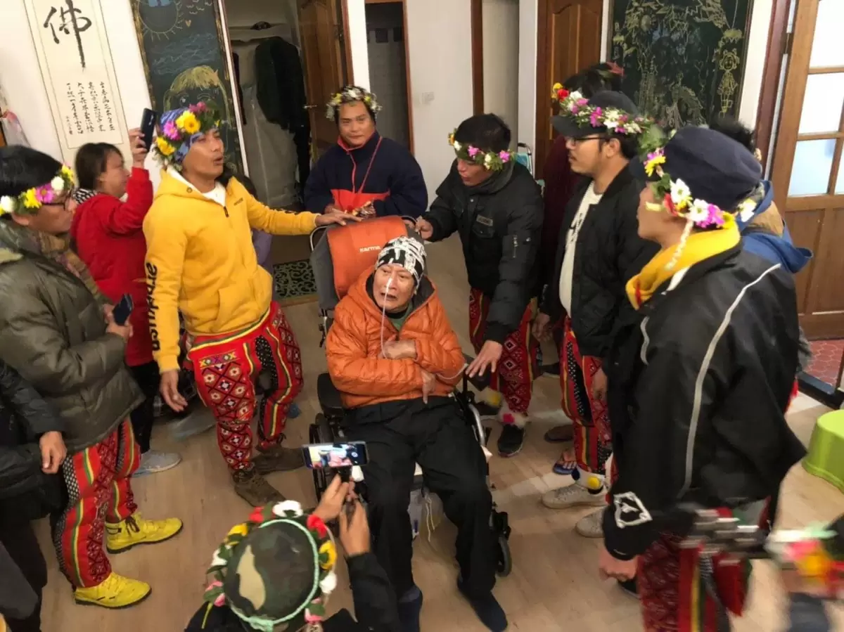 唱紅愛你一萬年！山地歌王「重摔智力退化」妻兒遠走美國「輕生被救回」72歲晚景曝光：聽歌就流淚