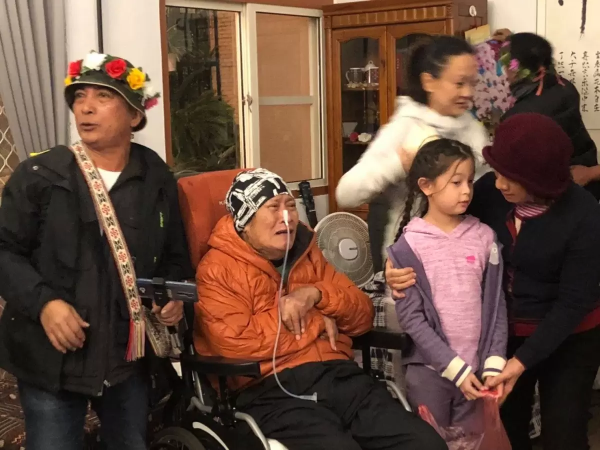 唱紅愛你一萬年！山地歌王「重摔智力退化」妻兒遠走美國「輕生被救回」72歲晚景曝光：聽歌就流淚