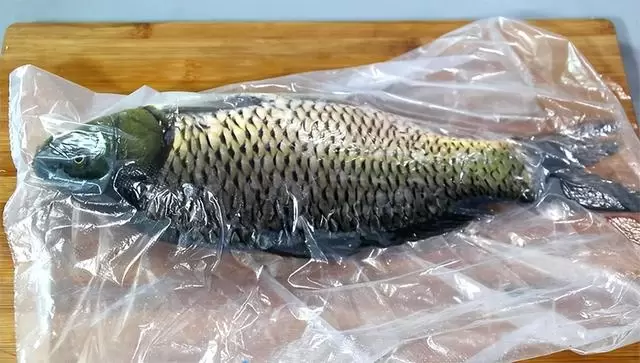 刮魚鱗原來這麼簡單，只需一個塑料袋，不飛濺不髒手，又快又乾淨