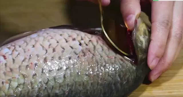 刮魚鱗原來這麼簡單，只需一個塑料袋，不飛濺不髒手，又快又乾淨