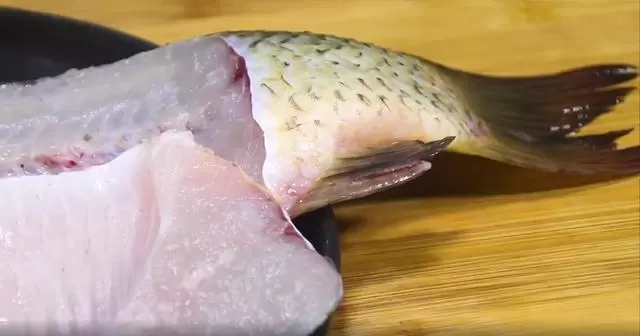 刮魚鱗原來這麼簡單，只需一個塑料袋，不飛濺不髒手，又快又乾淨