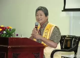 知名「武打皇後」近況曝光，76歲坐輪椅出行，身體狀況惹擔憂