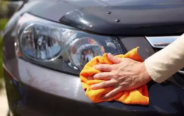   汽車大燈發黃模糊先別換，老司機教你兩招，大燈瞬間變成新的，好聰明啊