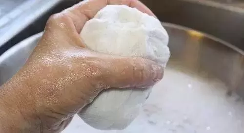   汽車大燈發黃模糊先別換，老司機教你兩招，大燈瞬間變成新的，好聰明啊