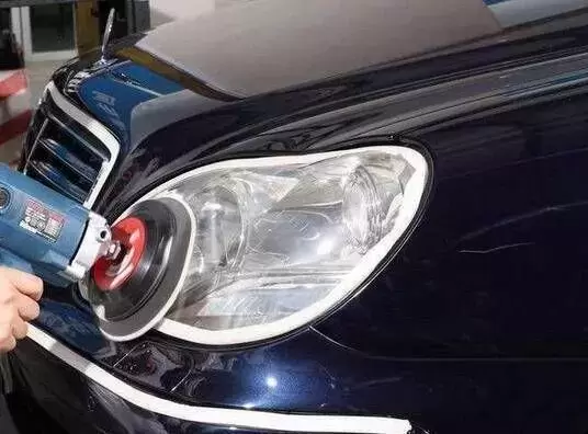   汽車大燈發黃模糊先別換，老司機教你兩招，大燈瞬間變成新的，好聰明啊