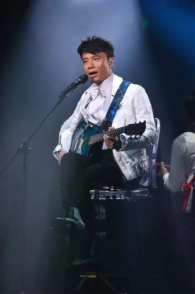 他本該成為四大天王，卻被郭富城「擠」下台，如今50多歲成「至尊」