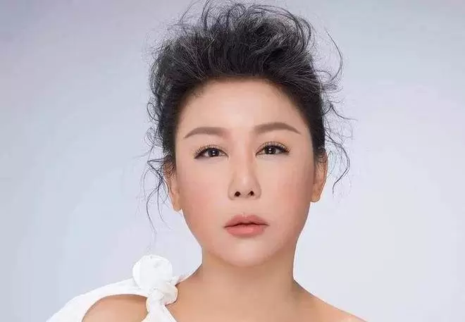 57歲藍心湄「突自爆最大兒28歲」當媽多年，直言「我要錢沒用」，欲將5億資產留員工，網狂讚：真的大善人