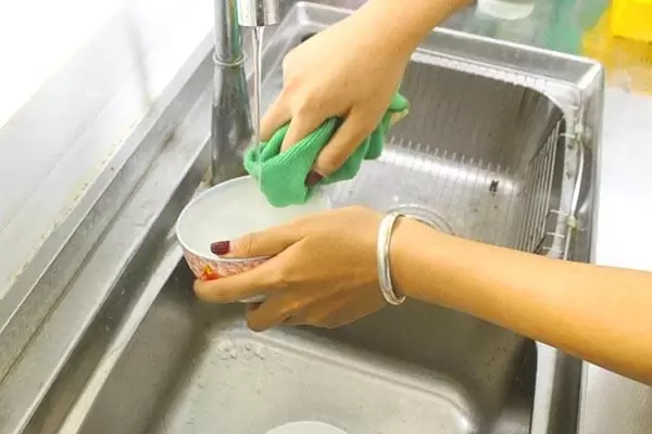 50歲左右女性，早起後手指僵硬，痛得難以活動，是怎麼了？