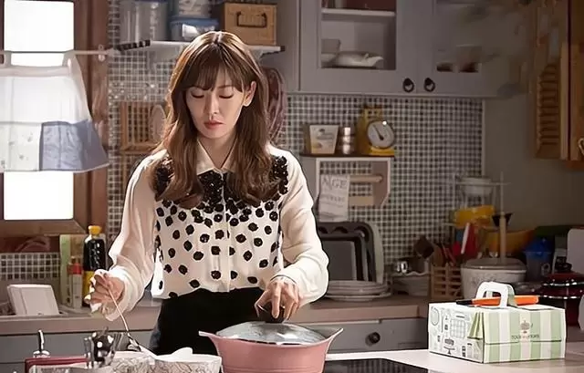 度蜜月回來，小叔子變婚房主人，女人的舉動讓婆家傻眼：作繭自縛