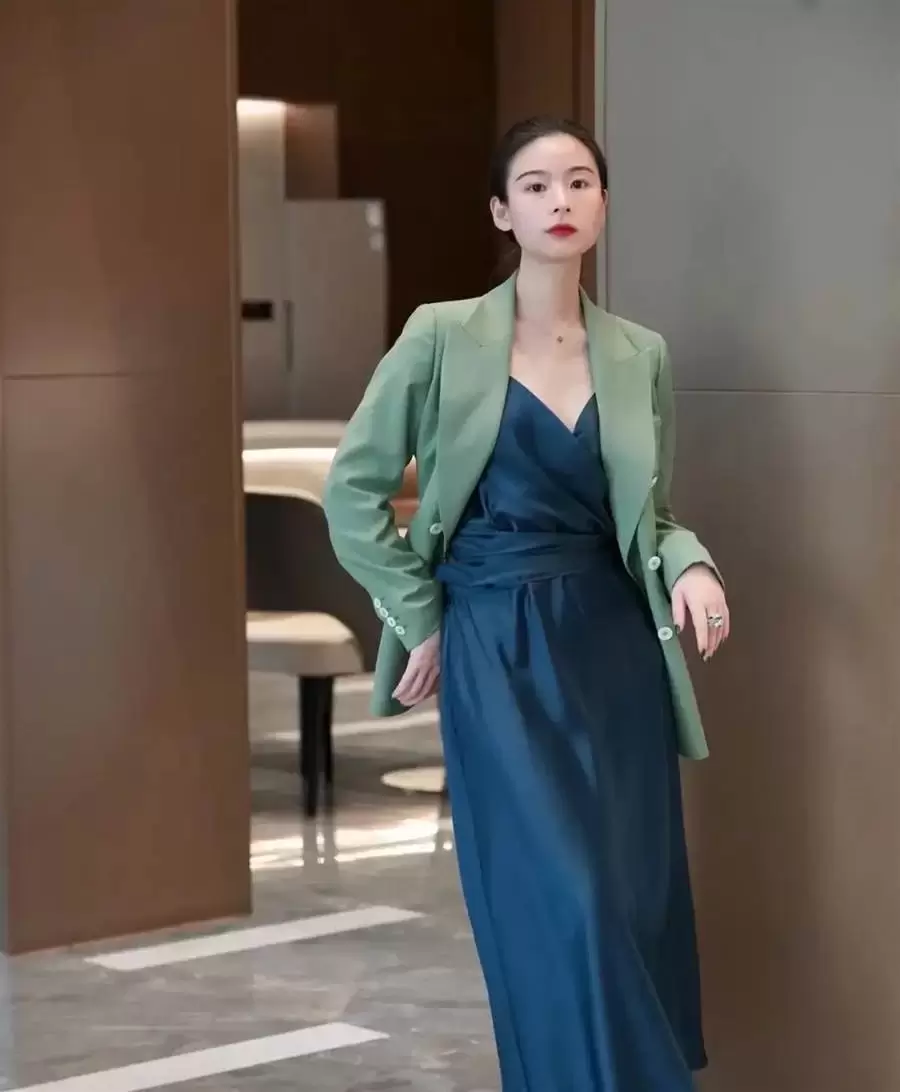 真正高級的女人，穿裙子都離不開這3種「顏色」，高級顯貴有氣質
