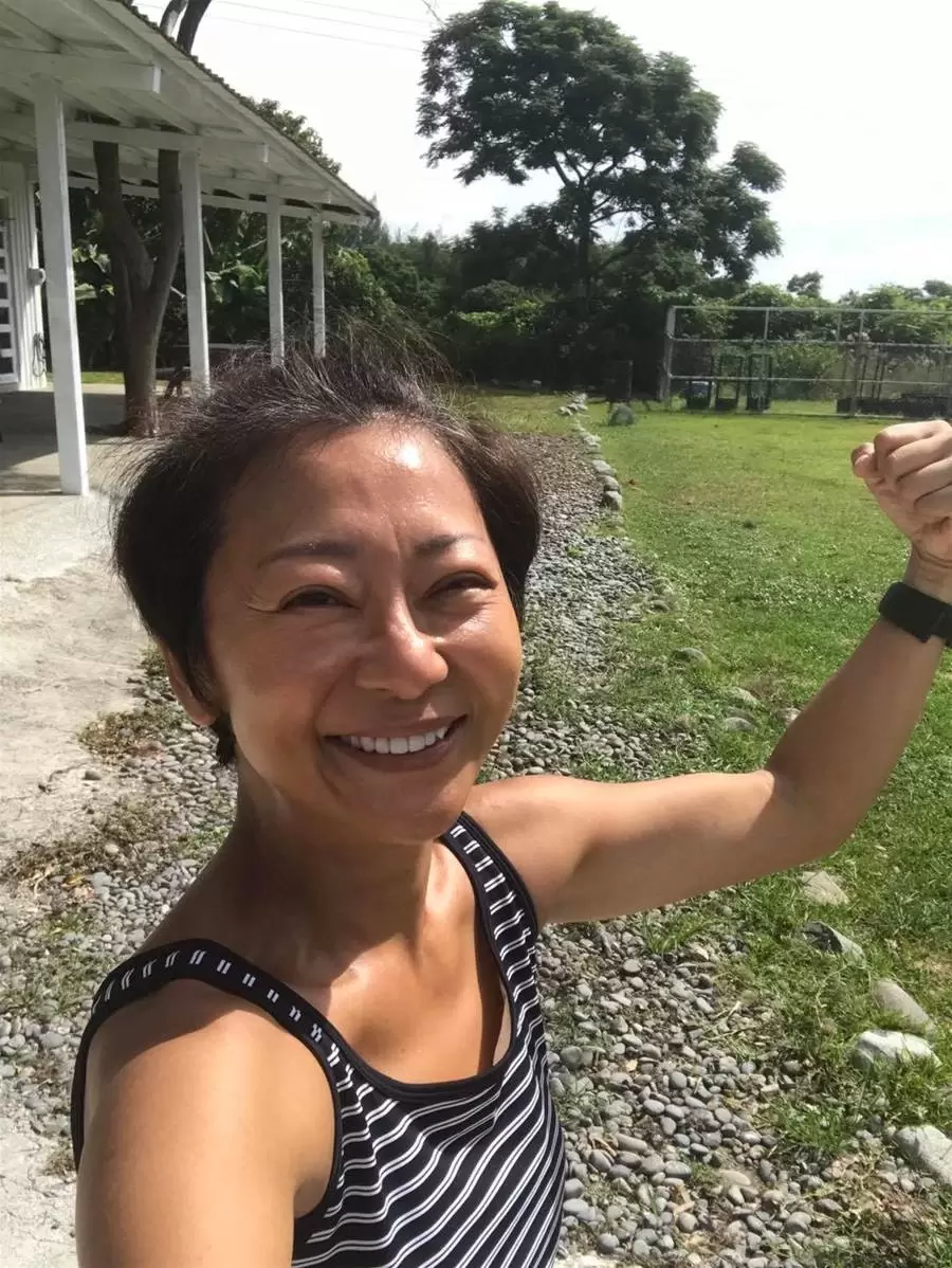 皮膚變黑了？曹蘭喊「餘生不被金錢束縛」賣掉臺北房產「改換台東500坪田地養老」務農！曬出行三輪車代步,院子超大