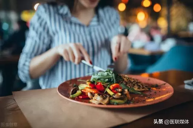 吃完飯就開始犯困，是大腦供血不足？自查，可能是這2個原因