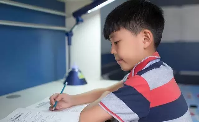 「童言無忌」小學生寫作文，爸爸「被一條龍服務過」，老師看後笑壞肚子「決定回去讓媽媽簽字」，網笑崩：天馬行空的小孩子