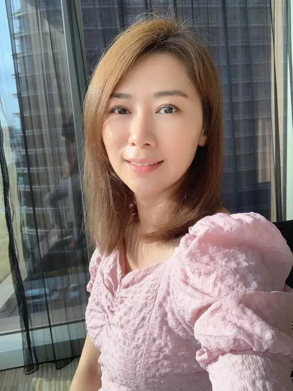 42歲連靜雯淡出演藝圈8年,將自己歸零,如今更換跑道成功,搭3000萬豪車代步,網贊:最美ceo