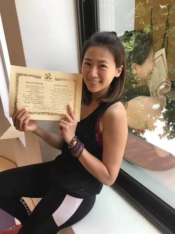 42歲連靜雯淡出演藝圈8年,將自己歸零,如今更換跑道成功,搭3000萬豪車代步,網贊:最美ceo