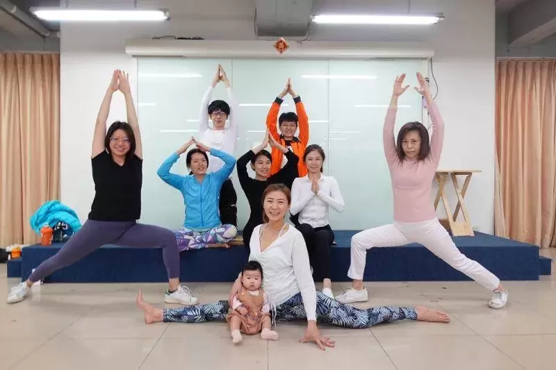 42歲連靜雯淡出演藝圈8年,將自己歸零,如今更換跑道成功,搭3000萬豪車代步,網贊:最美ceo
