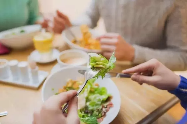 長期不吃晚餐，除了變瘦，或許還能緩解這3個問題