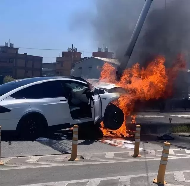 車禍三個月，林志穎曬開奔馳車照，身材消瘦酒窩明顯，臉部無塌陷