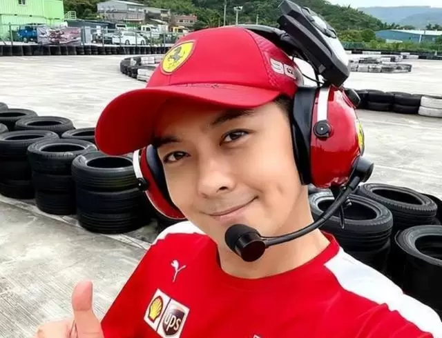 車禍三個月，林志穎曬開奔馳車照，身材消瘦酒窩明顯，臉部無塌陷