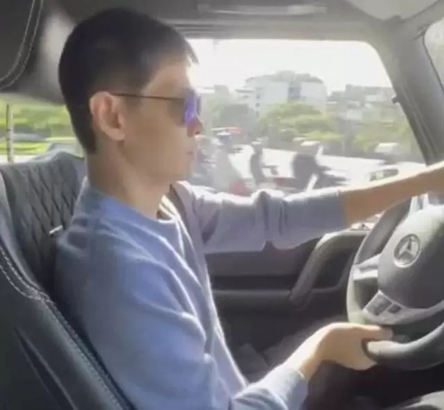 車禍三個月，林志穎曬開奔馳車照，身材消瘦酒窩明顯，臉部無塌陷