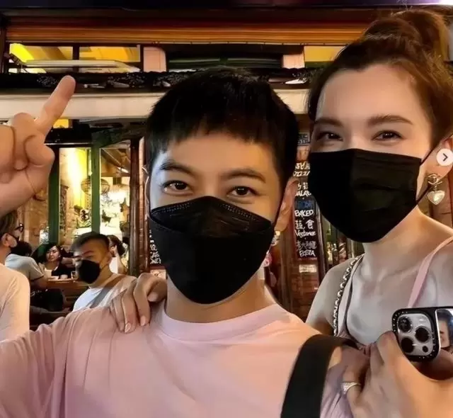 車禍三個月，林志穎曬開奔馳車照，身材消瘦酒窩明顯，臉部無塌陷