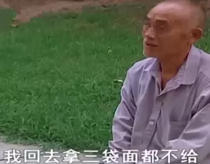 父親上兒子店裡拿麵條被拒後,一氣之下「賣掉房產上養老院」 父親:他說不要我了