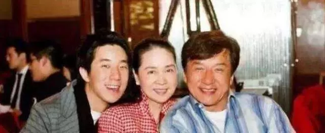 拒絕過成龍，卻因拍戲大膽無人敢娶，57歲吳家麗「胖」到無人識