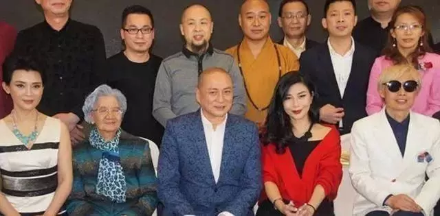 拒絕過成龍，卻因拍戲大膽無人敢娶，57歲吳家麗「胖」到無人識