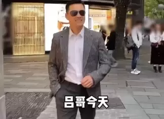 65歲呂良偉現身上海街頭，獨自出行無保安，工作後特意找女粉合影：完全看不出是年過六旬之人。