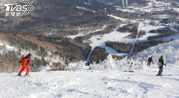 才跟老公甜蜜打卡！48歲女星「當地驚傳高山雪崩」　緊急搶救「10多人遭活埋」最新狀況曝光