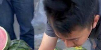 演活苦命小人物!38歲國民男星「鬧區擺攤賣水果」沒人認出 沒戲拍「連貨車都自己開」近況曝光