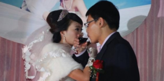 我盛裝打扮出席「前夫的婚禮」,看到新娘「推著輪椅」出來,我默默離開了!