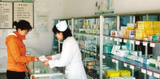 新婚夜!「丈夫拉肚子」妻子半夜去買葯,店員無心一番話:回來就鬧離婚