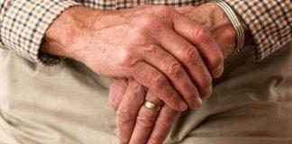 退休夢碎!68歲公務員「為孫子燒掉百萬」晚年變打工仔 他崩潰:「沒想到會老後破產」