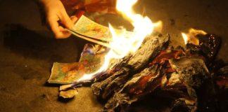 阿嬤託夢沒錢花!孝孫「捨棄半月薪水」回家燒紙錢 復工後「一切都毀了」才知:撿回一命