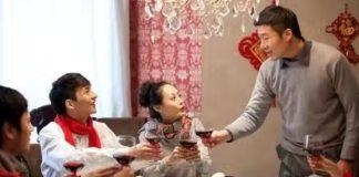同學久違的聚會,我「月薪只有2萬8」原本不想去還是硬著頭皮去!去了果然當場被各種嘲笑…聚會結束時「兒子出現在門口來接我」該他們傻眼了