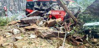 重大傷亡!巴士行駛到一半「突然遭遇災禍」 當地搜救「6死18傷」還有多人失聯