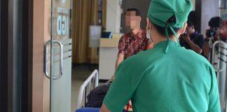 感冒好不了!醫見11歲弟「腳上密集紅點」喊快轉診 一驗父母心碎了