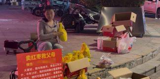 上課時突收噩耗!19歲少女「為救母擺地攤40天」 過程中「意外獲得3個媽媽」故事感動萬人….
