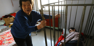 不當人看?鄰居探視驚見「男子遭關鐵籠養50年」 80歲母親「淚訴晚年願望」:很愛他