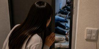 獨居女開門卡住!縫隙瞥見「多雙人腿」嚇壞急報警