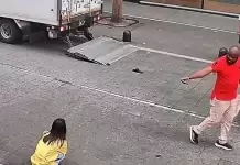 長髮女東京街頭「脫褲排泄」影片瘋傳!警路過未盤查 日網:治安太差了