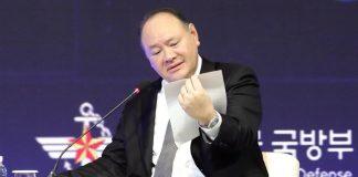 中國遞紙條鬧場!菲防長看完「怒嗆要有羞恥心」現場爆如雷掌聲