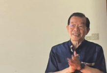 放牆角快40年!謝長廷曬超狂收藏「30公斤台東藍寶」 一切開「驚人畫面」專家也看傻