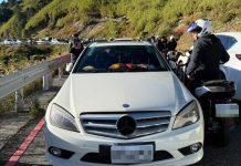 武嶺賓士違停「塞爆200車」!車主「竟沒受罰」警方曝原因